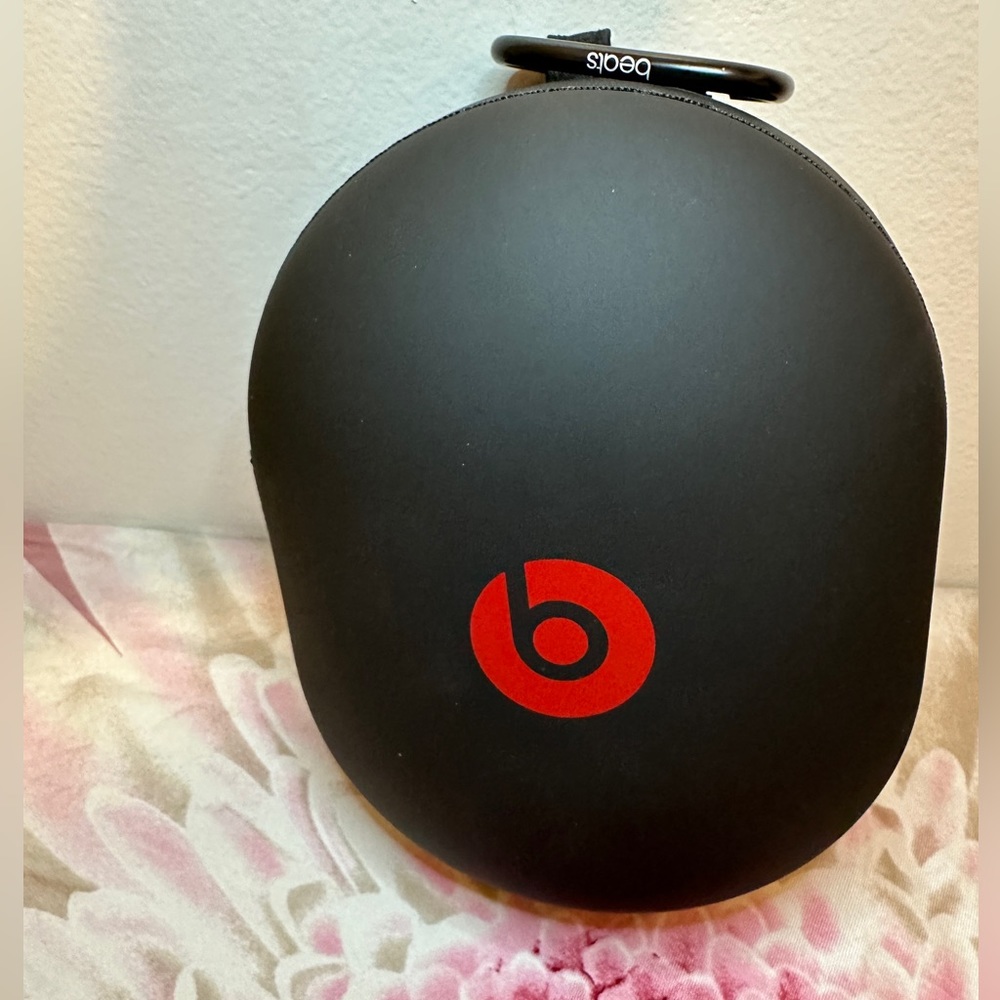 Replacement Beats headphone hard case